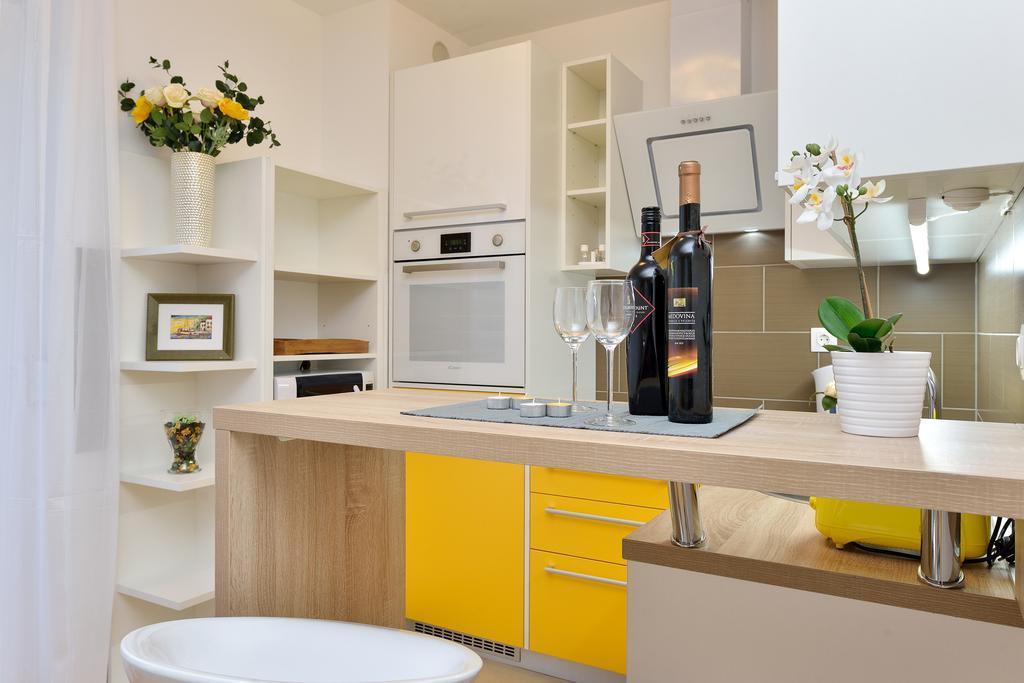 Apartment Sweet Corner *
