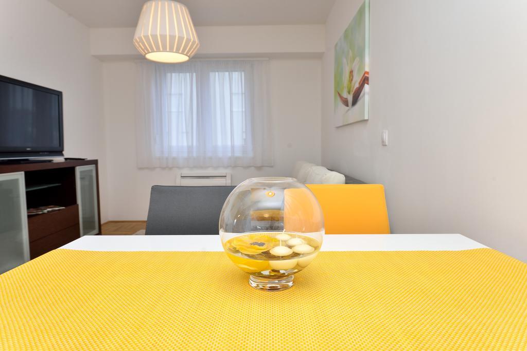 Apartment Sweet Corner *